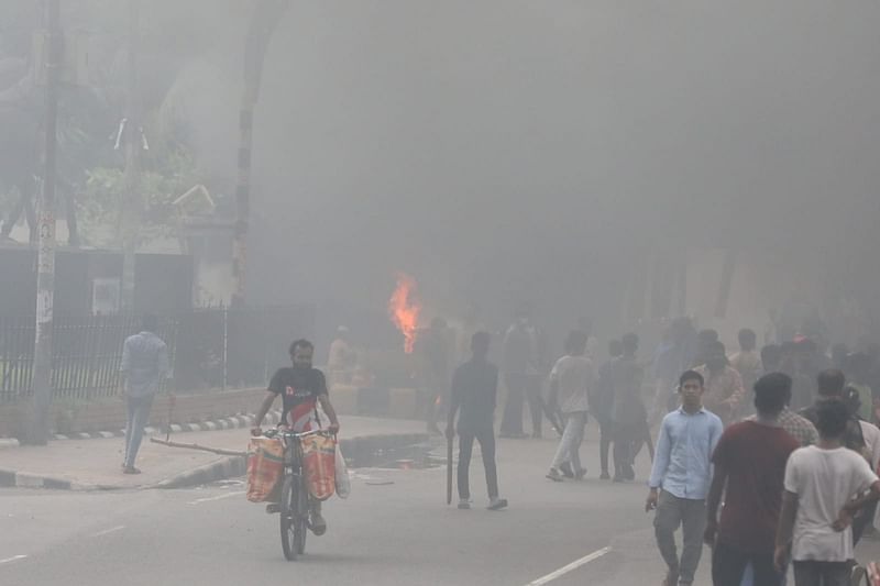 রাজধানী শাহবাগ এলাকার আজ রোববার পুলিশবক্সে আগুন দেওয়া হয়।